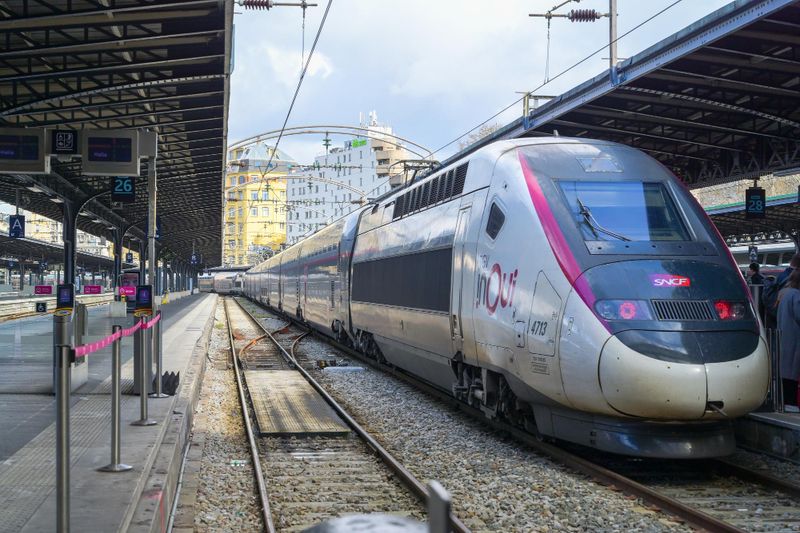TGV à quai dans une gare, prêt au départ